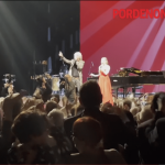 Lemuri il Visionario canta Dragostea din tei: battimani alla festa di Pordenone Capitale della Cultura 2027 | Il video